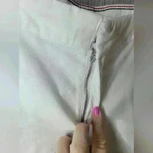 Tommy Hilfiger white Bermuda shorts in size 0. - Picture 3 of 6